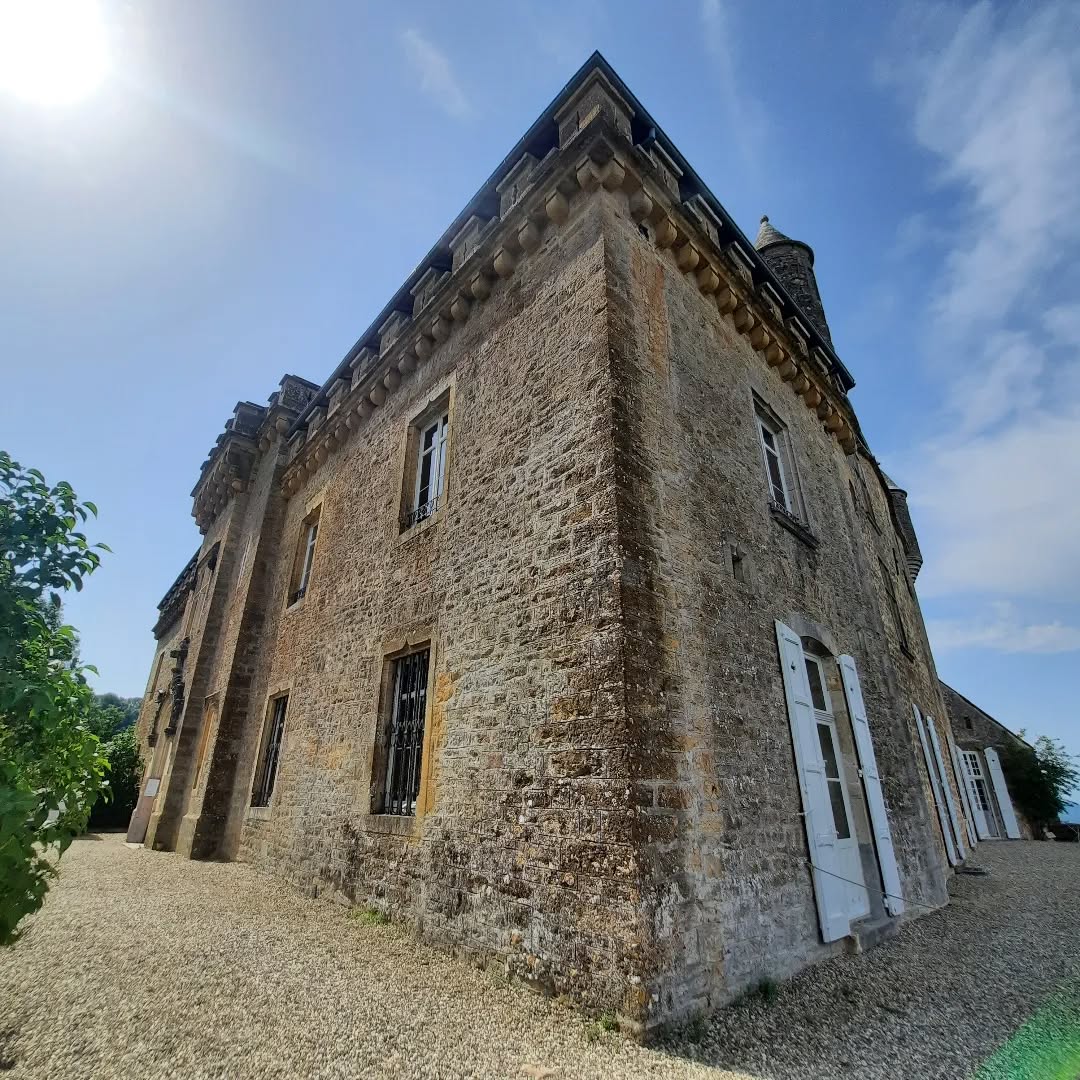 Château de Frontenay Jura - Nomazia